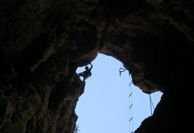 Durch eindrucksvolle Höhlen
