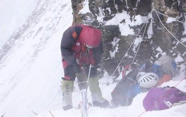 Zeltaufbau am Platz von Lager II bei stürmischen Bedingungen. Foto: www.amical.de