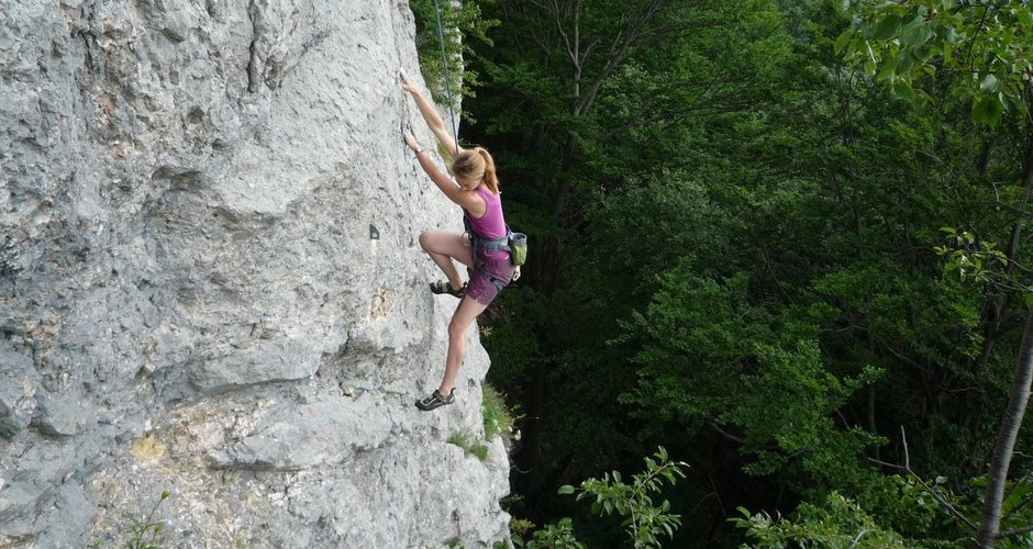 Birgit Auer klettert in einer dem tollen Routen im Nixloch