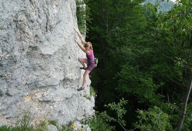 Birgit Auer klettert in einer dem tollen Routen im Nixloch