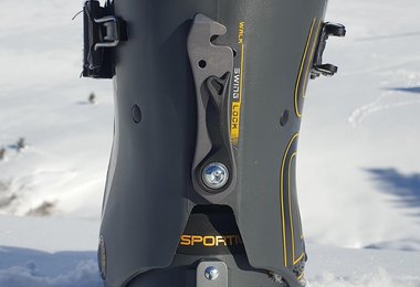 Das SWING-LOCK Closure System, hinteres Ski/Walk-System mit Schwenkrotation - hier WALK Modus