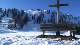 Das Kreuz oberhalb der Winterstelleralm, dahinter der Gipfelhang.