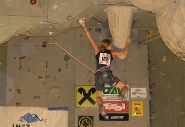 Katharina Saurwein am Zapfen in der Finalroute