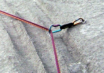 Bohrhaken in einer Platte.