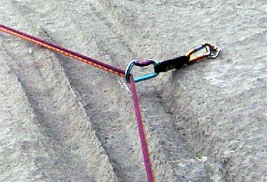 Bohrhaken in einer Platte.