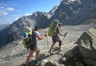 Beim langen Aufstieg zum Biwak mit dem Edelrid Kurt 55 Haulbag