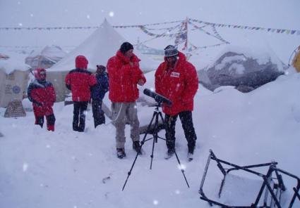 Anhaltender Schneefall im Basislager