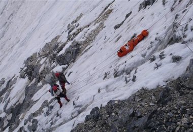 Abseilen des Leichnam über die ausgeaperte flanken des Broad Peak