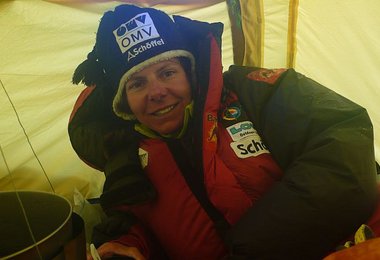 Gerlinde noch zuversichtlich im Lager IV auf 7800 m