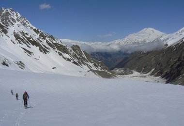 Blick aus dem Adyl-Su Tal zum Elbrus