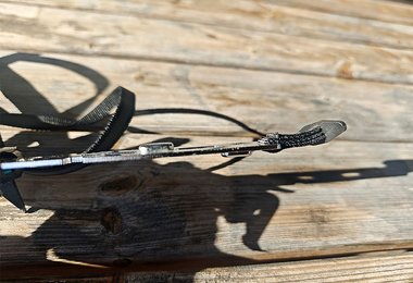 Die Metallnoppen rasten ein (oben und unten gibt es Noppen) - Camp Peak 12 STL Steigeisen