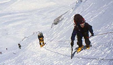 Aufstieg an Fixseilen