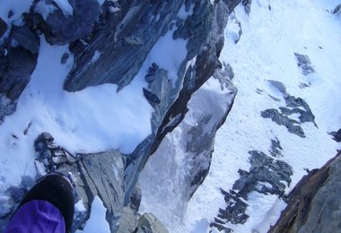 Pavle in der Umgehungsvariante, UIAA 5 in 7200 m Photo: Pavle Kozjek