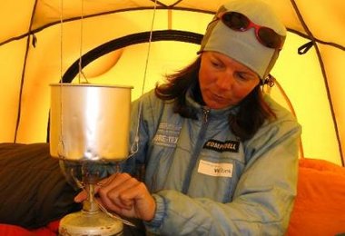 Gerlinde beim stundenlangen Schneeschmelzen