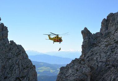 Ein Hubschrauber bei einer Seilbergung (Bergung aus einem Klettersteig).