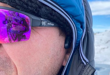 Der Shokz Openrun Pro liegt außen am Ohr an.