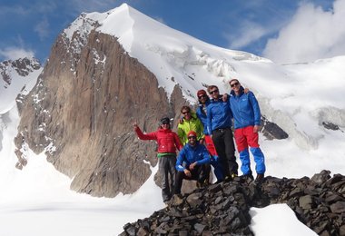 Das Team der Jungen Alpinisten mit Mentoren vlnr. Lisi Steurer, Alex Blümel, Manuel Steiger, Max Reiss, Michael Zwölfer, Roman Weilguny (hockend)