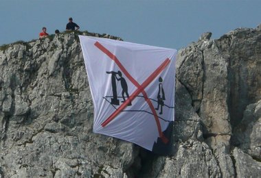 „No Tourist“ Banner auf dem Höllentorkopf