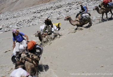Flussquerung des Kulquin River im Shaksgam Tal © National Geographic/Ralf Dujmovits