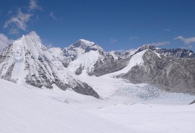 Suchbild mit Wandfuss-Zelt; links Kumbutse, Bildmitte Gyachung Kang © Ralf Dujmovits www.amical.de