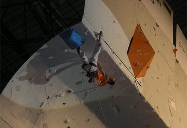 Tomas Mrazek kurz vor dem erfolgreichen Durchstieg an der letzten Dachkante.