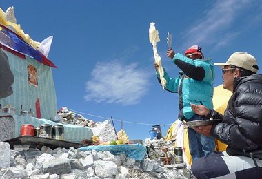 Sonam Tendu Sherpa rezitiert die Puja-Gebetsformeln Bild G.Kaltenbrunner