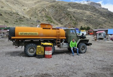 Das lange Warten im Kaukasus.