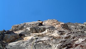 Im steilen Pfeiler im Mittelteil.