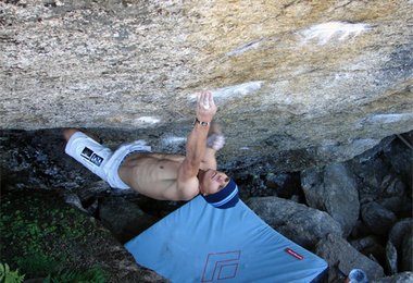 ... danach mit der zweiten Hand zur kleinen Leiste nachziehen ...