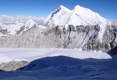 Tiefblick vom Makalu La hinunter zum Lager II und Lhotse Shar, Südsattel und Everest