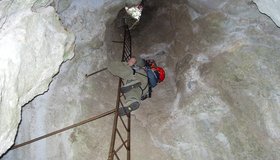 Im ca. 15 Meter langen Höhlenschacht der Frauenlucke (Abstieg)