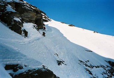 Ivana und Katka bei der Einfahrt in den rechten Rinnenarm (mittl. Rinne)