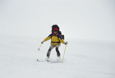 Mit großem Rucksack etwas wackeling, die Abfahrt von Lager 2