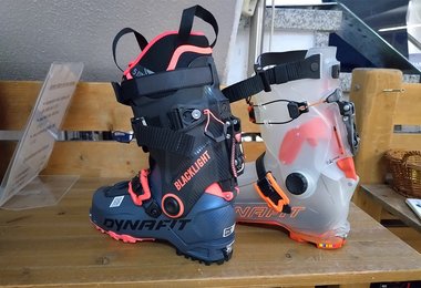 Das Dynafit Hoji-Lock-System (in Orange sieht man rechts die Verbindungsteile)