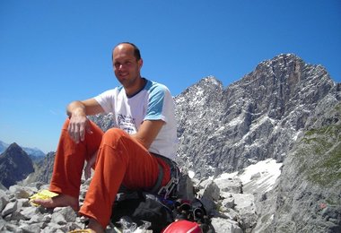 Michi Nedetzky am Türlwandspitz. Im Hintergrund die Dachstein-Südwand