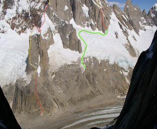 Cerro Torre und Cerro Standhart mit den (Neu)Touren (rot= neu) Foto: Silvo Karo