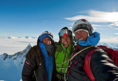 Stephan Siegrist und Dani Arnold und Thomas Senf (von links) auf dem Gipfel des Torre Egger, Patagonien © visualimpact.ch | Thomas Senf