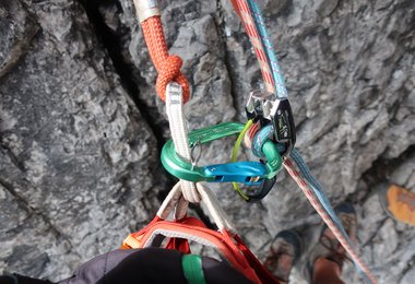 Der HMS RONDO Slide-Autolock und das Giga Jule von Edelrid.
