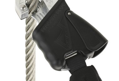 Der Ferrata Bloc sorgt für mehr Sicherheit am Drahtseil