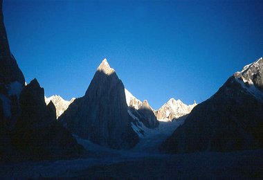 Shipton Spire mit „Woman and chalk", Littel Shipton mit „Winds of change"und Nameless Tower mit „Eternal Flame“ rechts hinten (von li. n. re.)