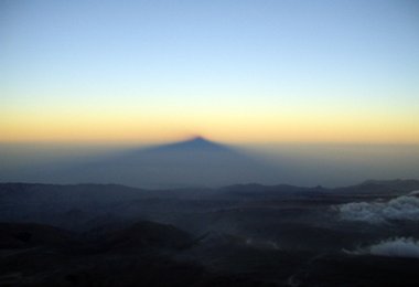 Sonnenaufgang am Gipfel mit Schatten des Chimborazo