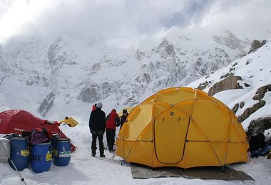 Das große Zelt ist aufgebaut...