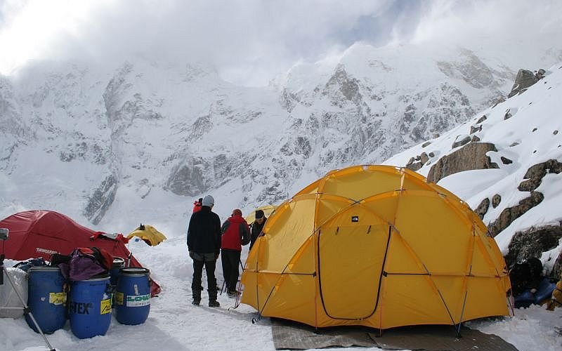 Das große Zelt ist aufgebaut...