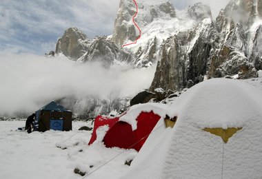 Basecamp am Uli Biaho mit oberen Teil der Route © Dodo Kobold