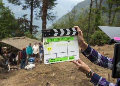 Klappe die Erste. Erster Drehtag in Lukla. Fotorechte: © ServusTV / RIVA Filmproduktion / Lars Jacobsen)