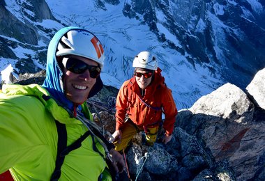 Marcel Schenk (links) und David Hefti auf dem Gipfel des markanten Felszahns Ago di Sciora.