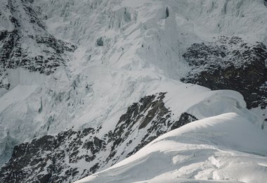 Andrzej Bargiel bei der Abfahrt vom  K2 am 22. Juli 2018 (in Bildmitte am Grat) (c)  Marek Ogień / Red Bull Content Pool