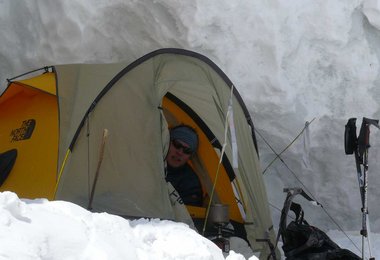 David im kleinen Zelt auf 6750m Bild: Gerlinde Kaltenbrunner