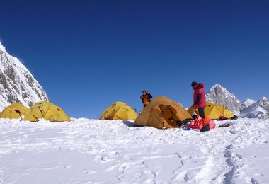 Die Zelte in Hochlager 1 stehen