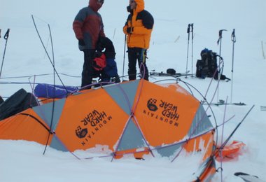 Zerstörte Zelte im Camp 1